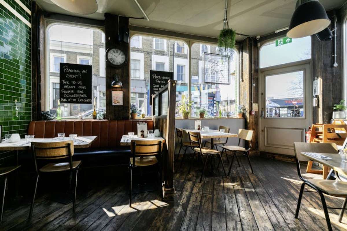 Retail/Shop in London - photo 4