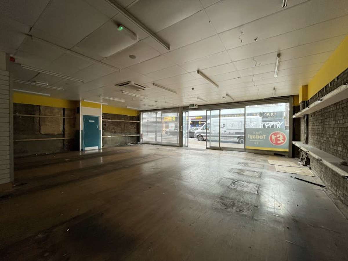 Retail/Shop in Palmers Green - photo 2