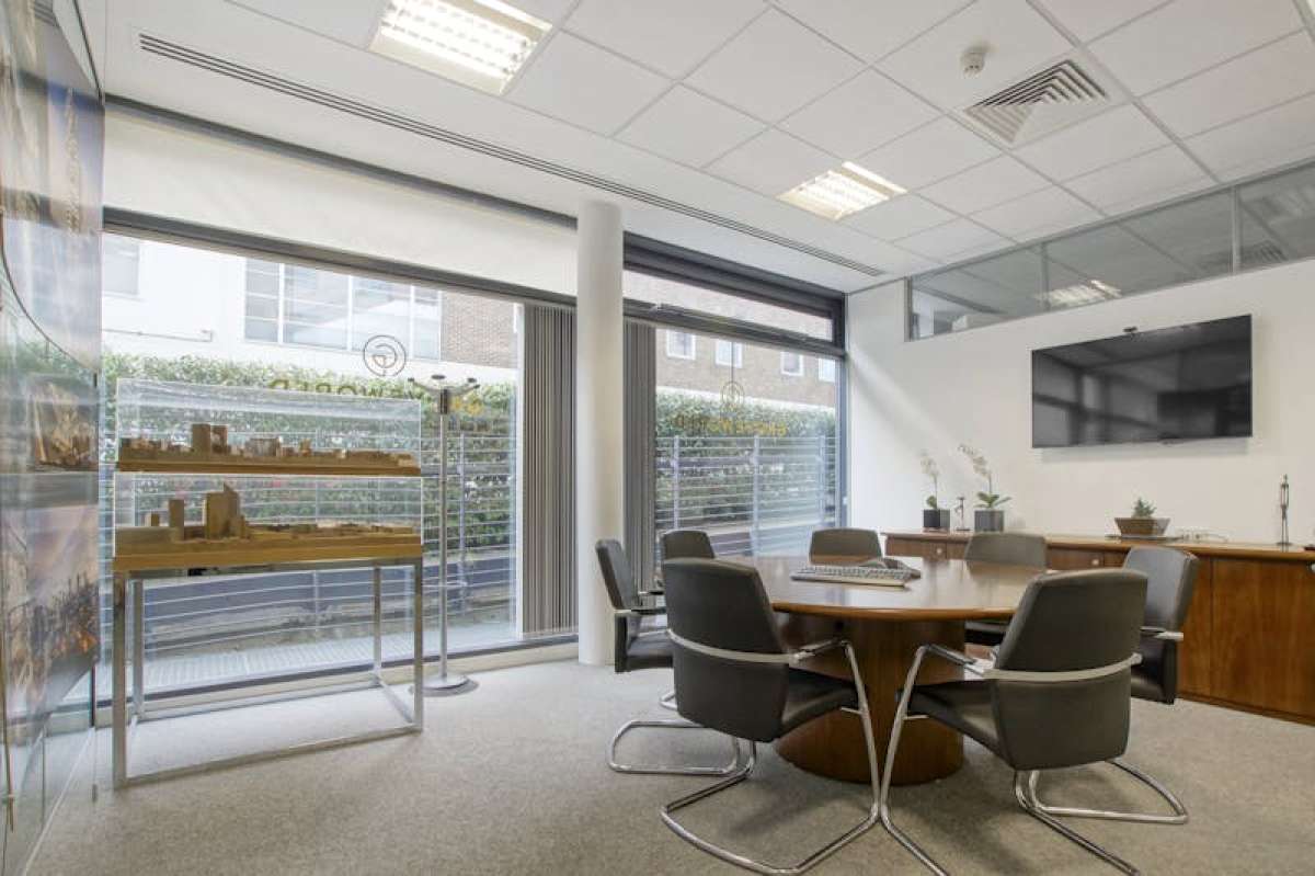 Retail/Shop in London - photo 4