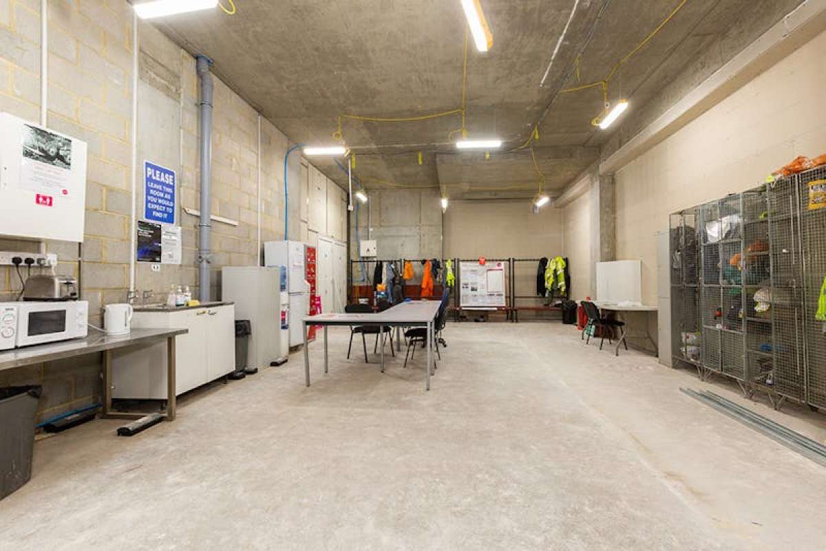 Retail/Shop in London - photo 2