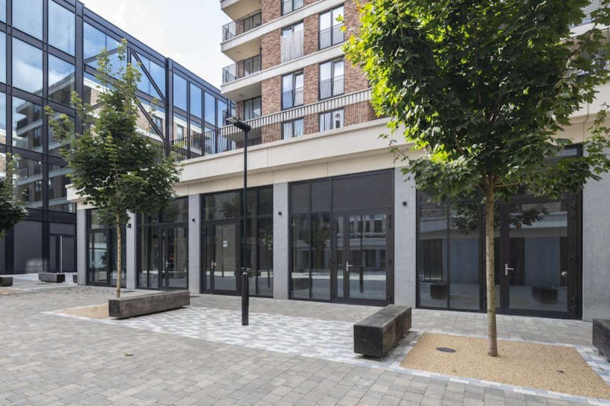 Retail/Shop in London - photo 4