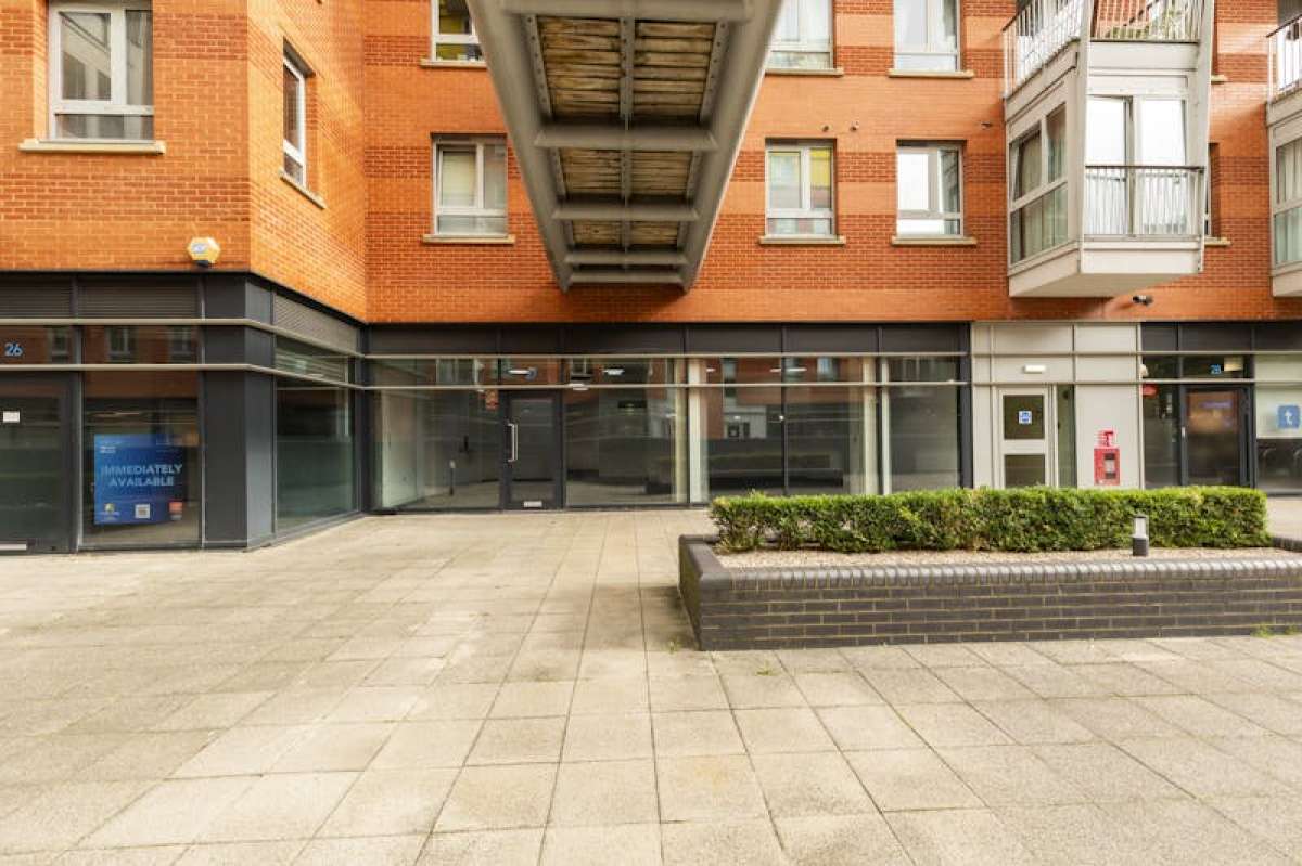 Retail/Shop in London - photo 2