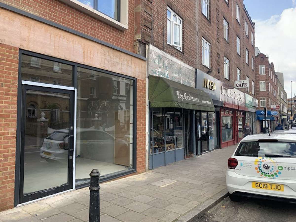 Retail/Shop in London - photo 4