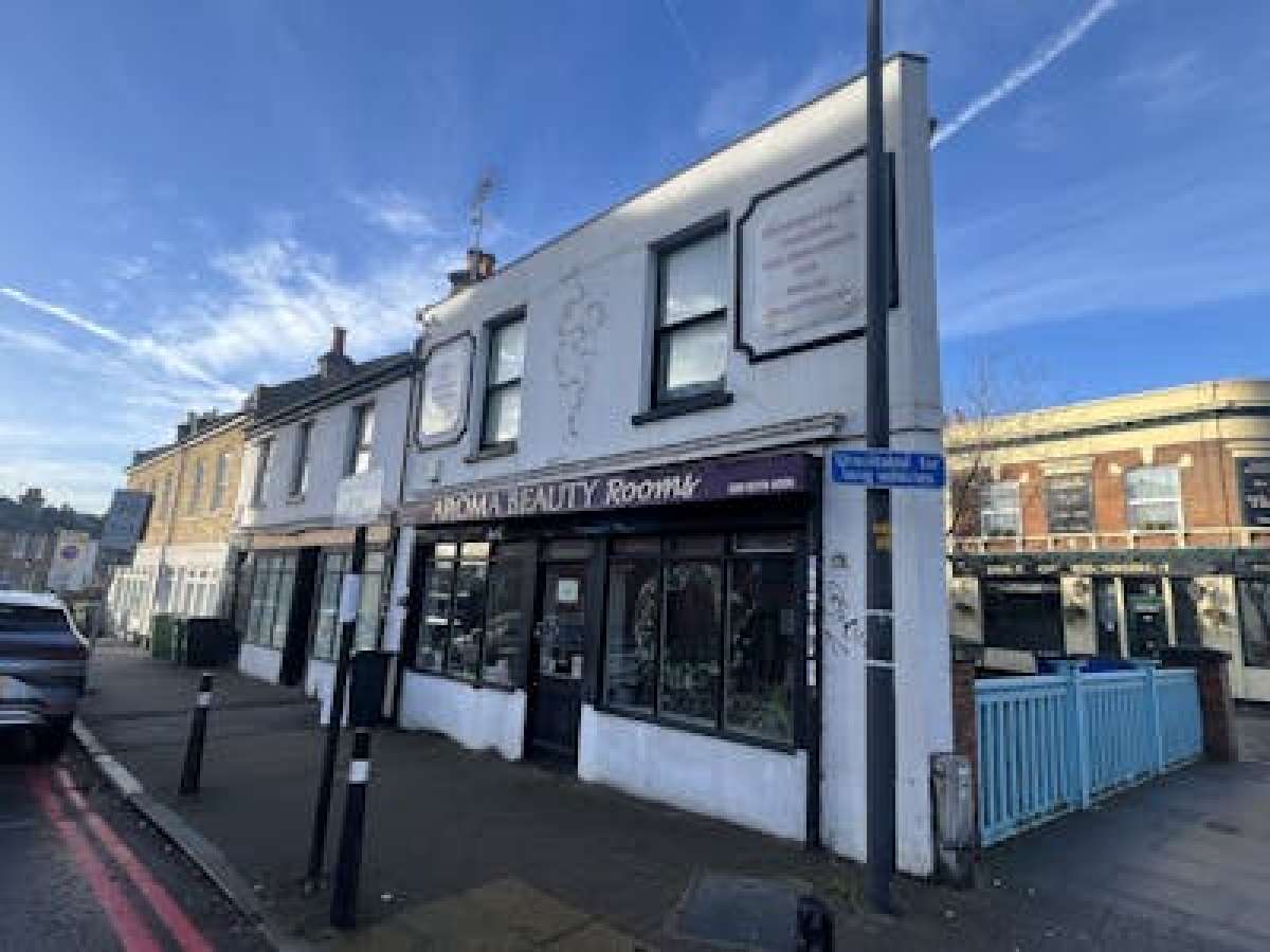 Retail/Shop in Lee - photo 2