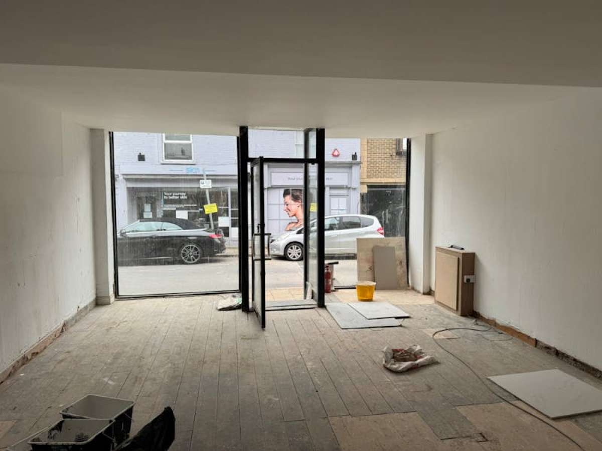 Retail/Shop in Weybridge - photo 2