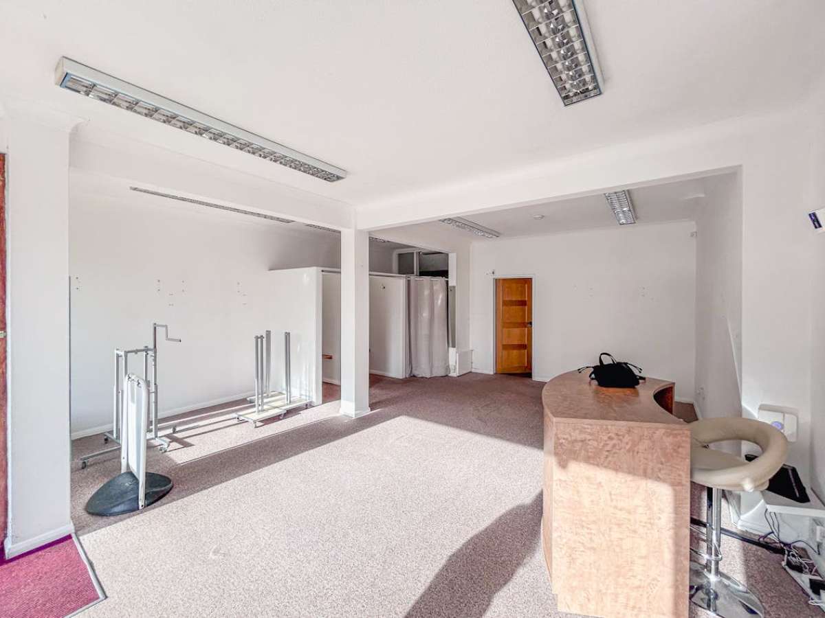 Retail/Shop in Highcliffe - photo 3