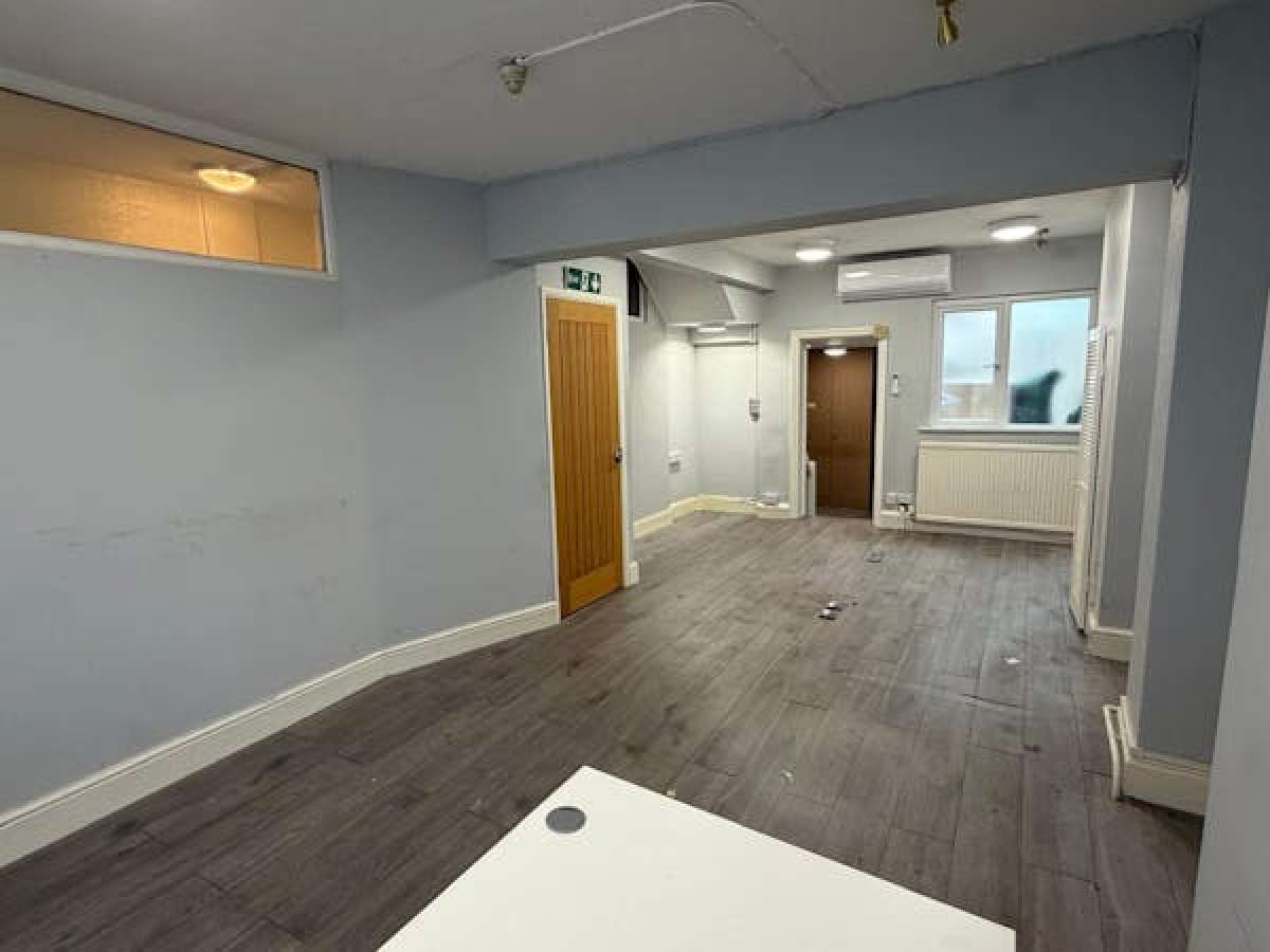 Retail/Shop in Bedford - photo 3