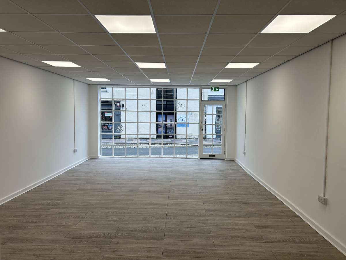 Retail/Shop in Plymouth - photo 2