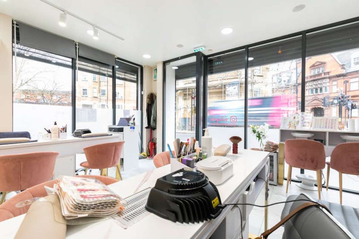 Retail/Shop in London - photo 2