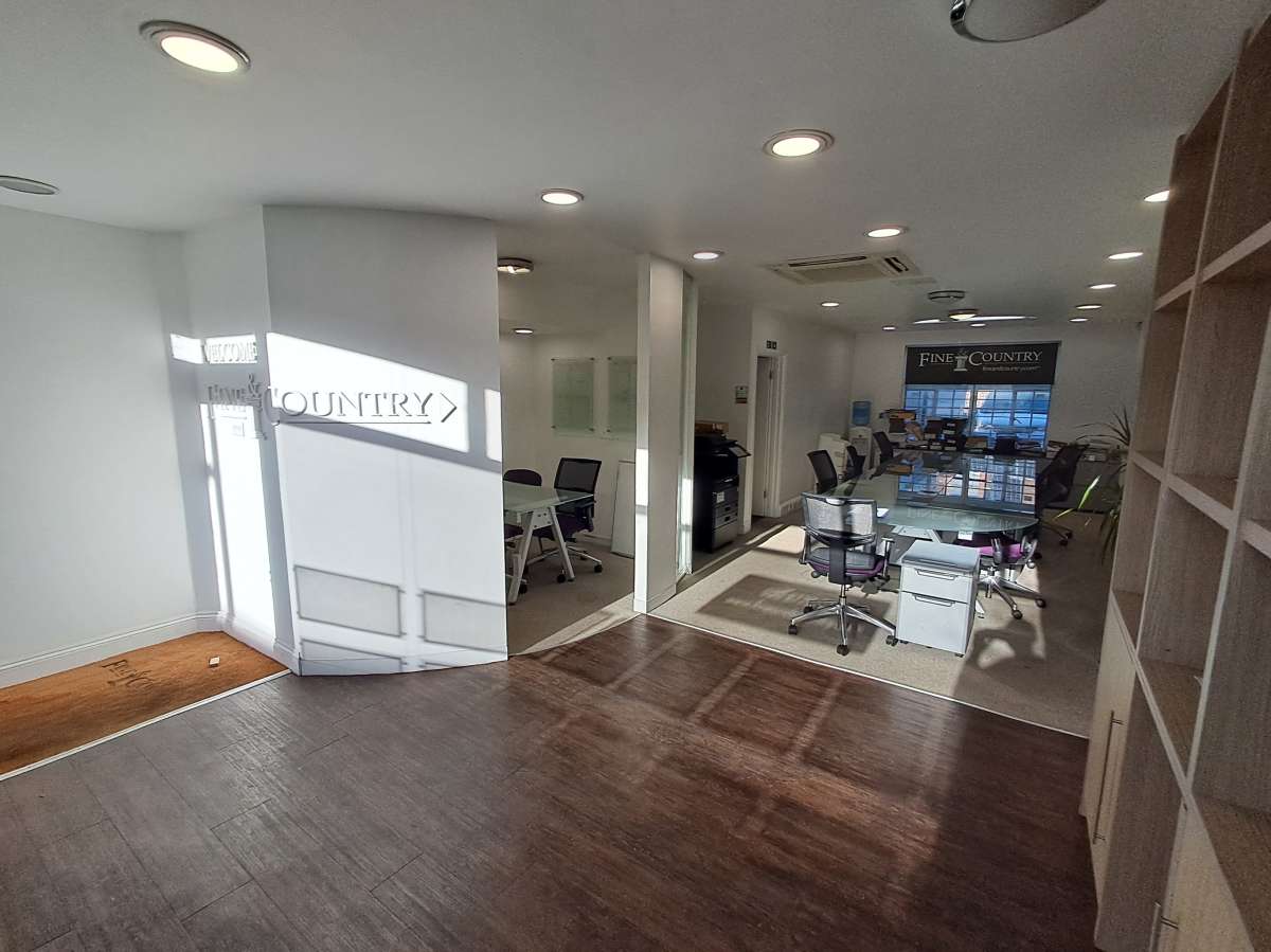 Retail/Shop in Cheam - photo 2