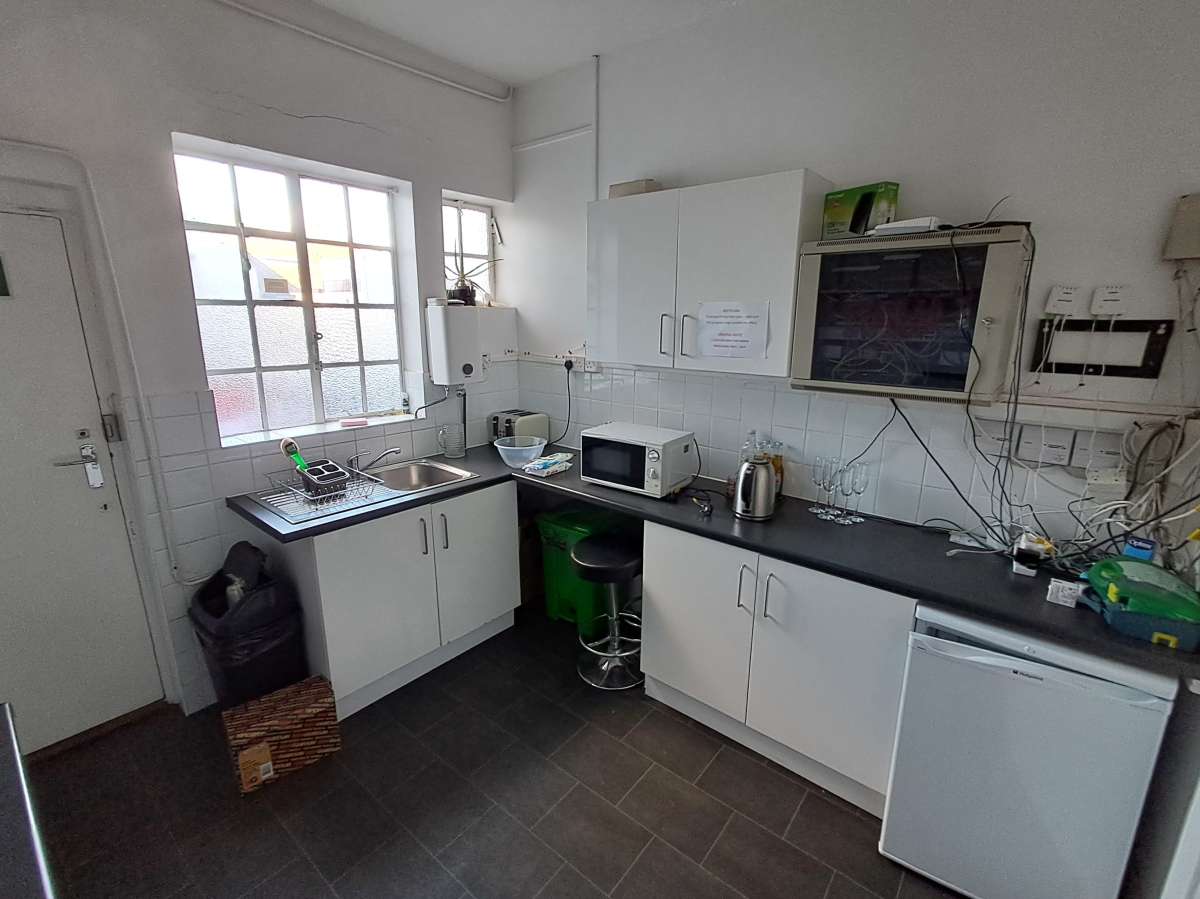 Retail/Shop in Cheam - photo 3