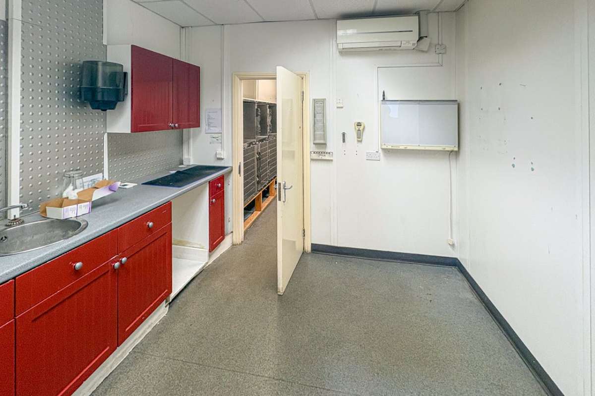 Retail/Shop in Ferndown - photo 3