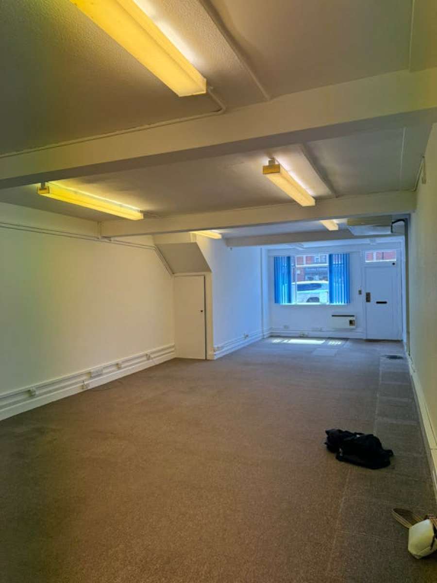 Retail/Shop in Weybridge - photo 3