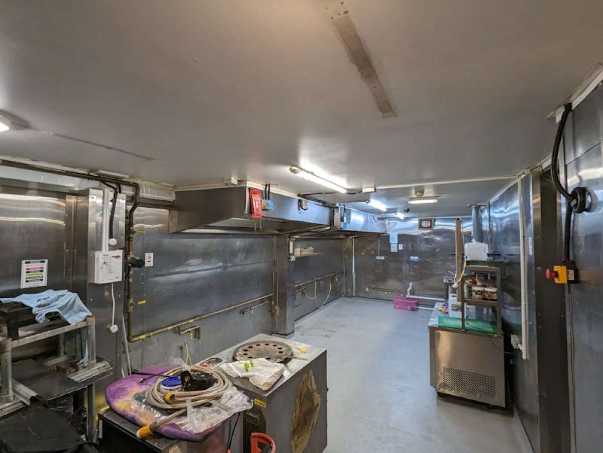 Retail/Shop in Staines-upon-Thames - photo 4